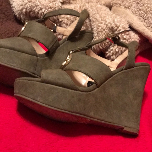 Heels - Picture 2 of 4